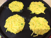 美味的西葫芦鸡蛋早餐煎饼的做法图解七