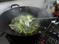家常菜腊肠炒芹菜做法图解9)