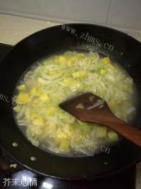 营养的白菜香菇肉丸煲做法图解7)