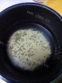 消暑的小米绿豆粥做法图解3)