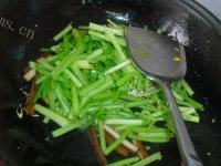 香醇的芹菜炒豆干做法图解4)