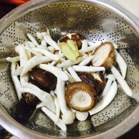 好吃的鲜菇焖鸡做法图解4)