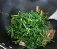 家常菜香干炒韭菜做法图解6)