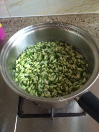 自制槐花蛋饼做法图解2)