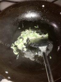可口的香椿炒鸡蛋做法图解4)