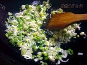 自制香脆油渣葱油饼做法图解2)