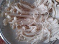 自制剁椒金针菇做法图解5)