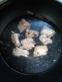 色味俱佳的玉米排骨汤做法图解1)
