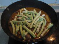在家做的排骨炖豆角做法图解9)