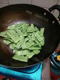 好吃蒜蓉炒宽豆角做法图解2)