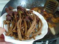爱上茶树菇烧肉做法图解11)