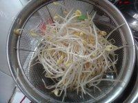 家常菜五花肉炒黄豆芽做法图解2)