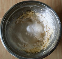 香喷喷的蔓越莓饼干做法图解4)