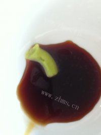 诱人的芥末木耳做法图解8)