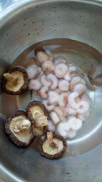 美味香菇虾仁生煎包做法图解1)