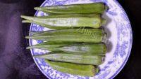 香菇鸡肉炒秋葵做法图解1)