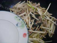 清淡肉丝炒茭白做法图解5)