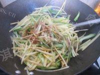饱满的芹菜土豆丝做法图解8)