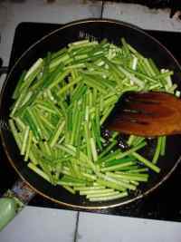 家常菜蒜苔炒腊肉做法图解3)