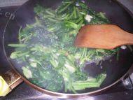 简易蒜茸菠菜做法图解4)