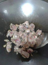 美味的啤酒排骨做法图解2)