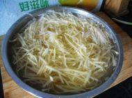 味道十足的青椒土豆丝做法图解3)