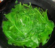 美味的菠菜卷做法图解3)