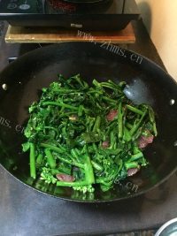 家常菜腊肠炒芥兰做法图解9)