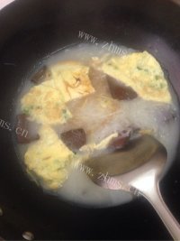 自制猪红鸡蛋汤米粉做法图解6)
