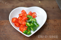 下饭辣炒熏香腊肠做法图解2)