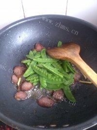 「DIY美食」荷兰豆炒腊肠做法图解4)