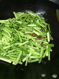家常菜蒜薹炒肉做法图解6)