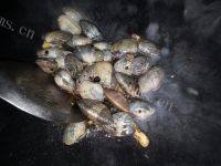 美味的香辣花蛤做法图解4)