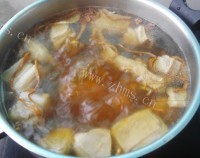 鲜美的虫草花山药羊肉汤做法图解6)