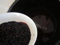 诱人的黑米红豆粥做法图解3)