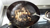 好吃的腐竹秋耳炒肉做法图解7)