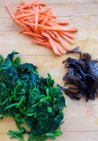 美味菠菜蛤蜊鲜汤面做法图解1)