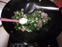 家常菜秋葵炒肉片做法图解8)