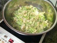 家常菜番茄炒菜花做法图解3)