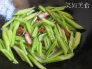 家常菜腊肉炒芹菜做法图解5)