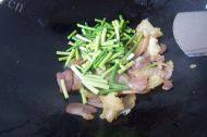 美味的蒜苔炒腊肉做法图解5)