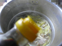 美味的蟹味菇白菜龙骨汤做法图解9)