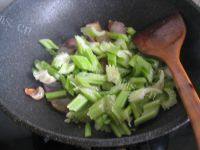 家常菜腊肉炒芹菜做法图解4)