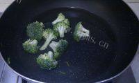 自制西兰花炒胡萝卜做法图解4)