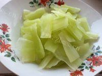 家常菜莴笋炒肉片做法图解1)