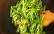 自制腊肠炒豆角做法图解4)