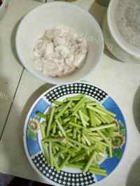 开胃的蒜苔炒肉做法图解1)