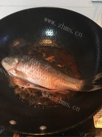 色泽鲜亮的红烧鱼做法图解4)