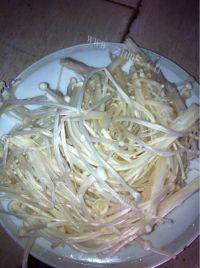 家常菜金针菇丸子汤做法图解1)