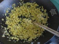 美味早餐韭菜鸡蛋馅盒子做法图解3)